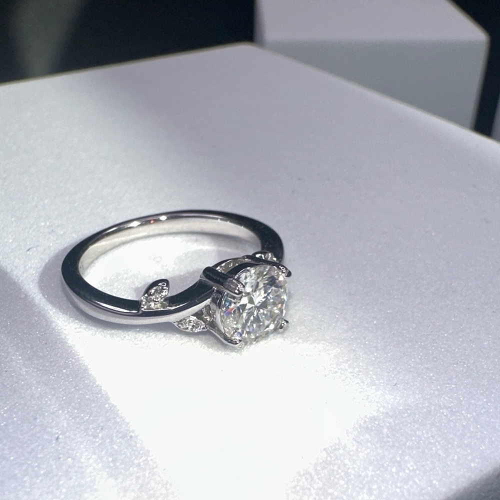 Dazzling Silver Ring with Clear Gemstones Moissanite 1 CT size 5 - Picture 6 of 7